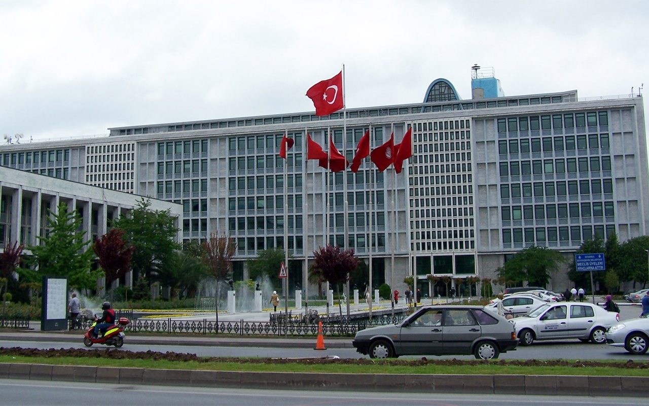 İstanbul Belediyesi TÜRGEV, Ensar, Aziz Mahmud Hüdayi Vakfı'na parayı kesti