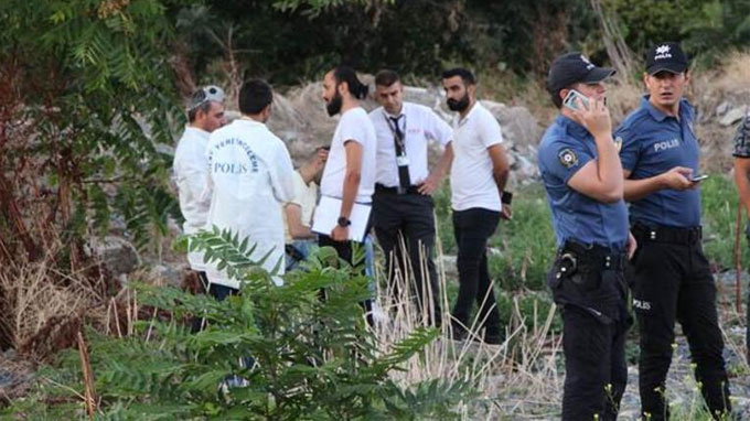 Zeytinburnuânda boÅ arazideki aÄaÃ§lÄ±k alandan gelen kÃ¶tÃ¼ kokular bir gence ait cesedi ortaya Ã§Ä±kardÄ±. Gencin yaklaÅÄ±k 10 gÃ¼n Ã¶nce Ã¶ldÃ¼ÄÃ¼ tahmin edilirken, polislerin olayla ilgili incelemeleri sÃ¼rÃ¼yor. ile ilgili gÃ¶rsel sonucu