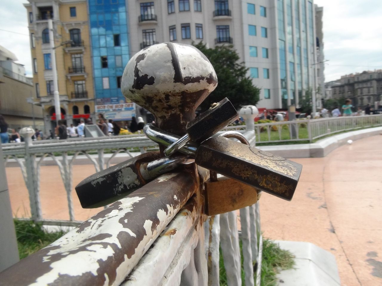 Taksim Meydanı'na yeni adet! Cumhuriyet Anıtı'na kilit vurdular dilek tuttular