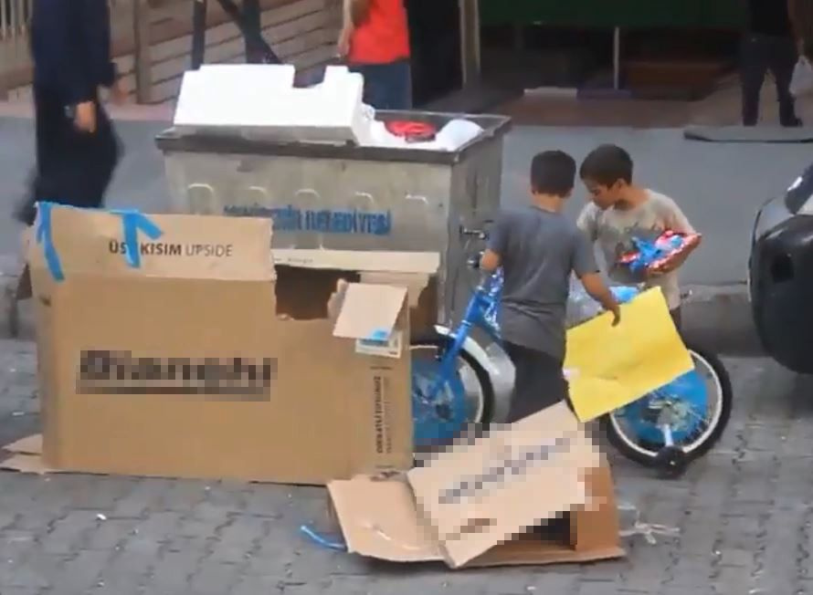 Kağıt toplayan kardeşlerin hayalindeki bisiklet konteynerden çıktı