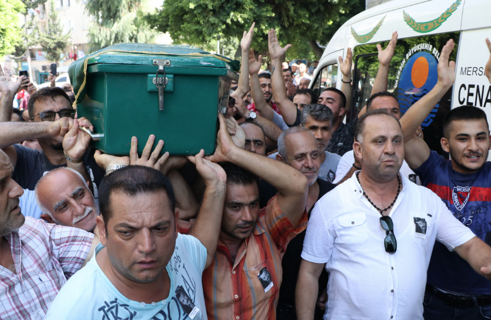 Selahattin Özdemir'in cenazesinde şarkı söylendi kızları gözyaşlarına boğuldu