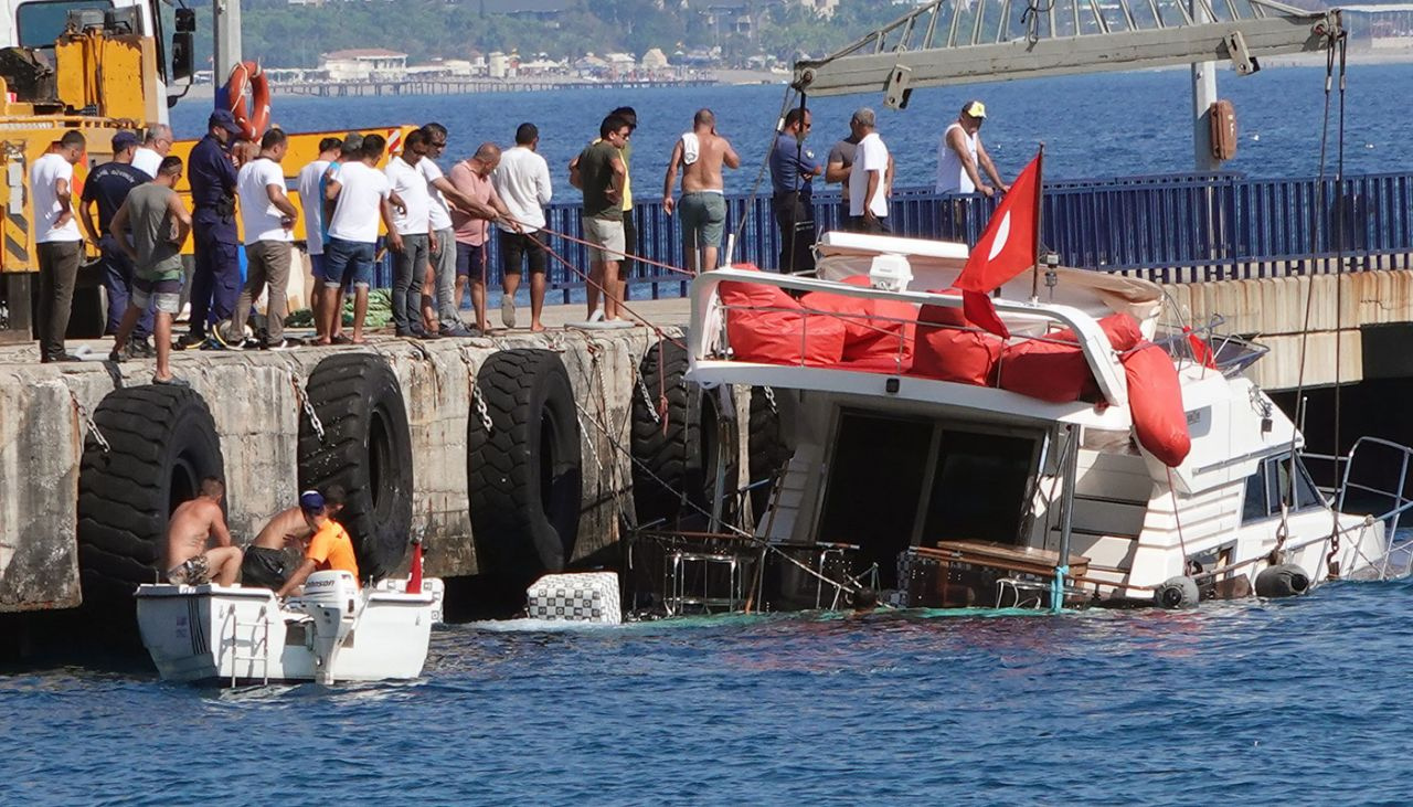 Antalya'da su almaya başlayan yattaki yolcular ve mürettebat kurtarıldı