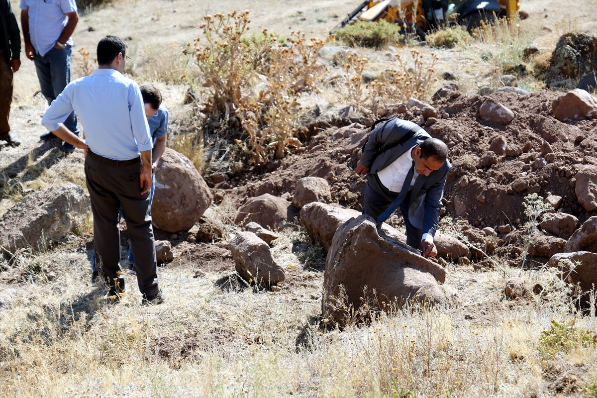 Erzurum'da çukur kapatmak isteyen arkeologlar tarihi Türk tamgaları buldu