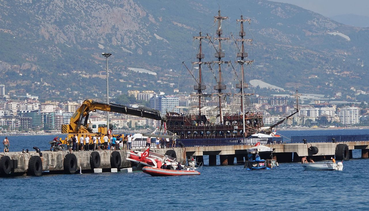 Antalya'da su almaya başlayan yattaki yolcular ve mürettebat kurtarıldı