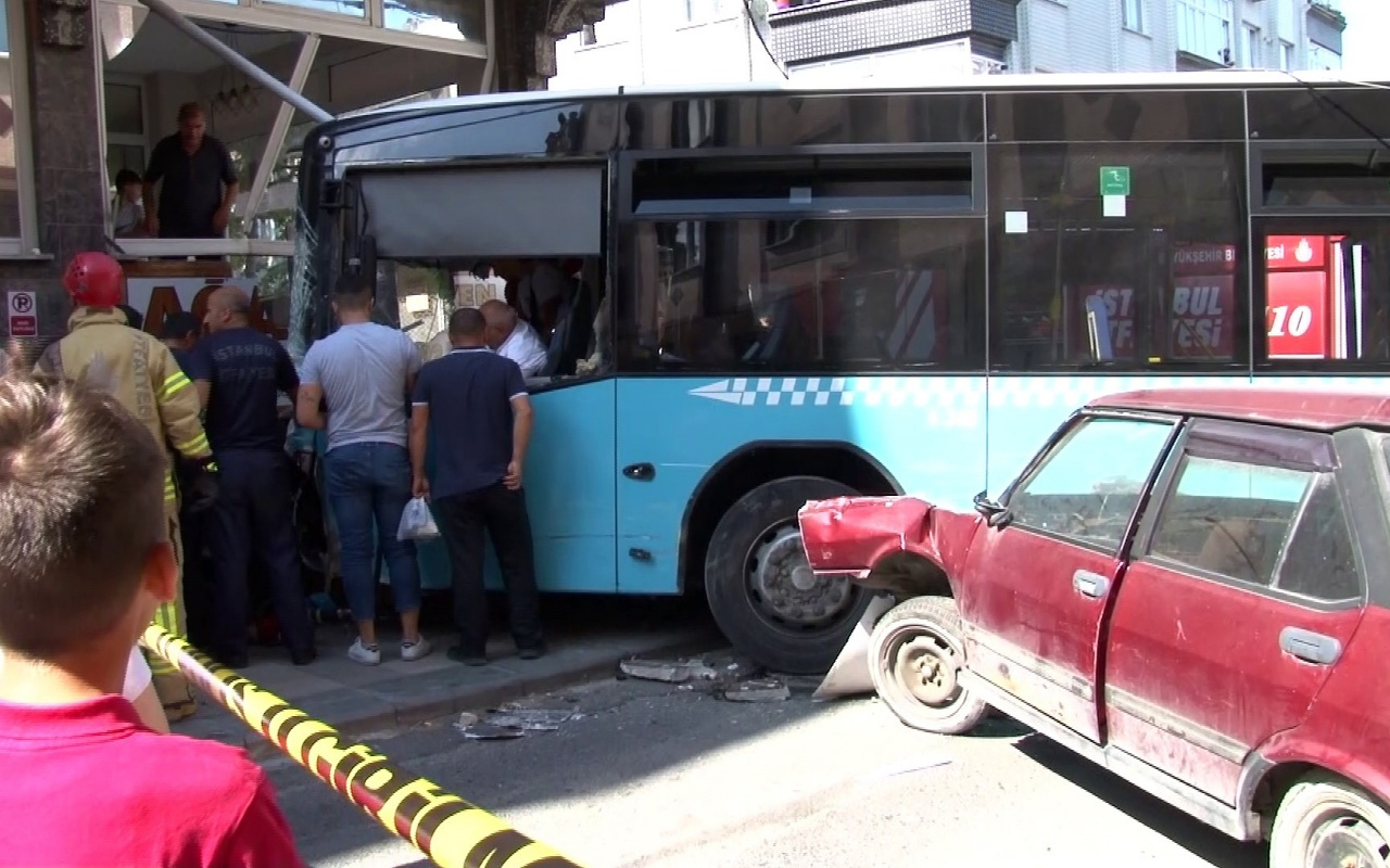 Gaziosmanpaşa’da kontrolden çıkan halk otobüsü mobilya dükkanına girdi! Yaralılar var