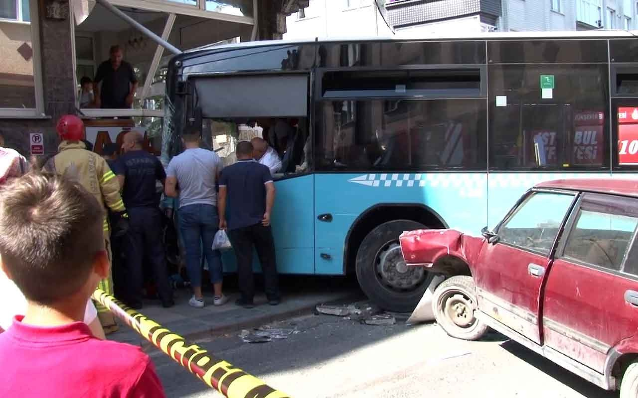 Gaziosmanpaşa’da halk otobüsü apartmana çarptı
