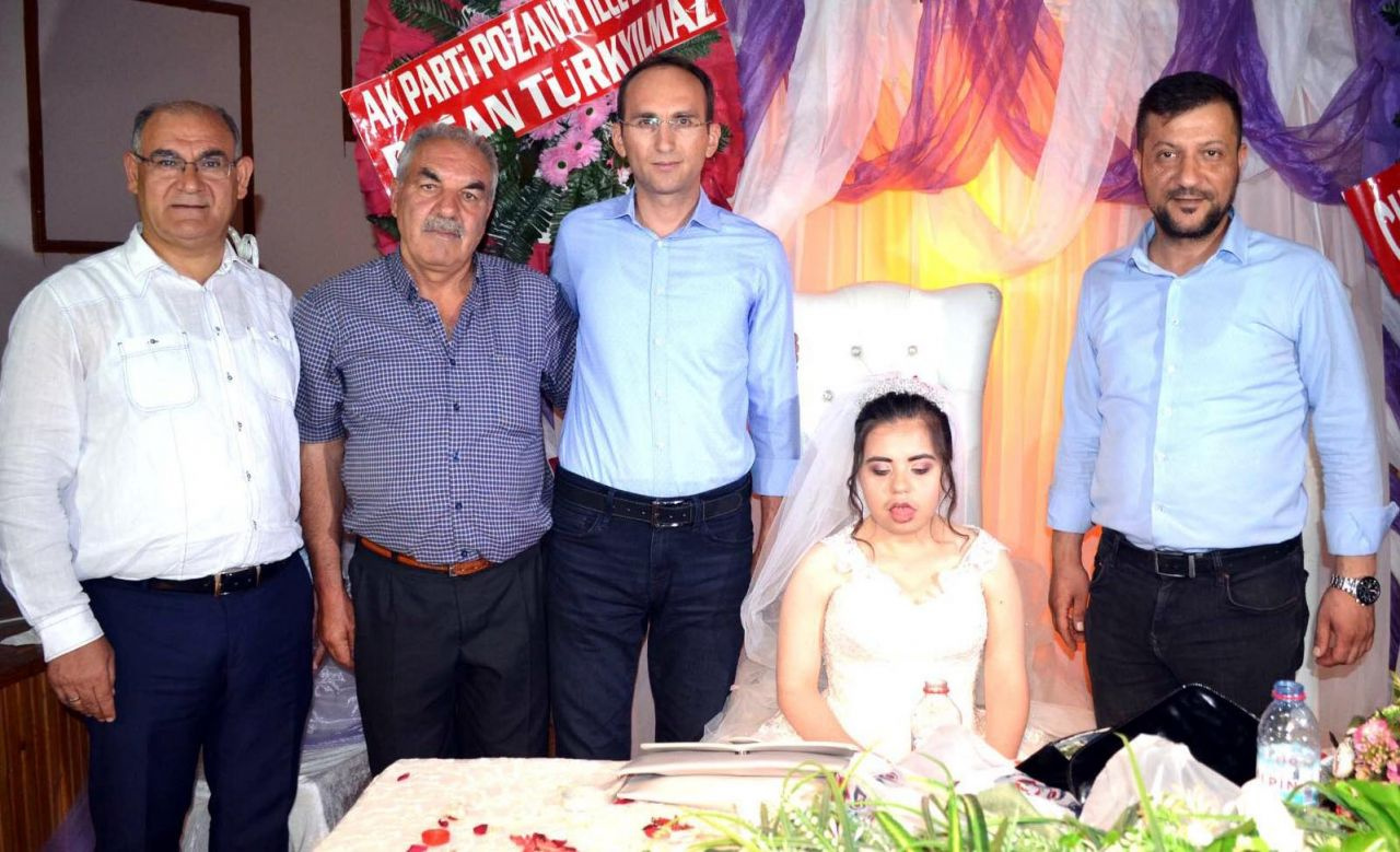 Adana'da down sendromlu Neslihan'ın gelinlik giyme hayali gerçek oldu