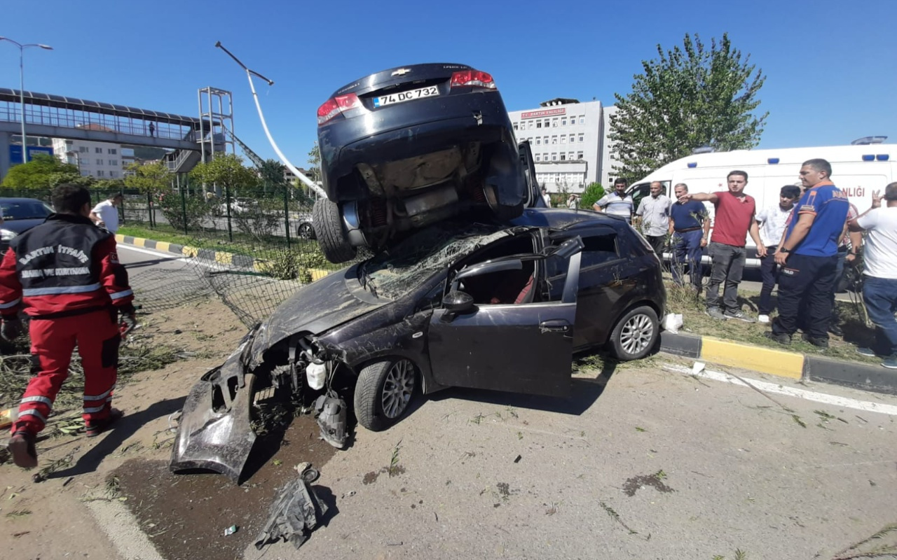 Bartın'da otomobiller üst üste çıktı 10 yaralı