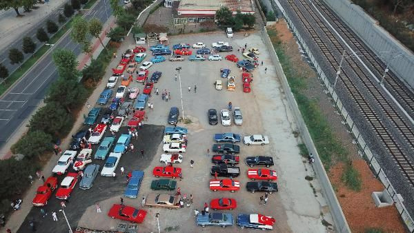 İstanbul'da klasik otomobil tutkunları 30 Ağustos için yollarda