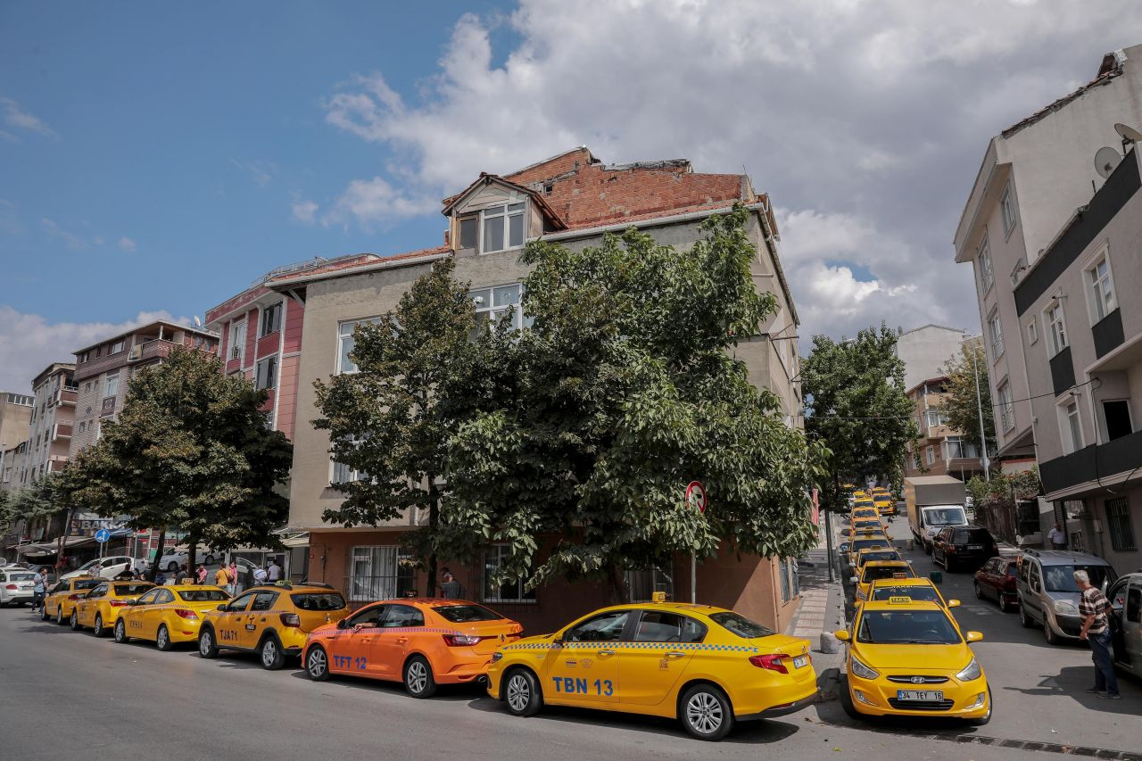 İstanbul'da yüzlerce taksici ayar kuyruğunda