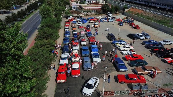 İstanbul'da klasik otomobil tutkunları 30 Ağustos için yollarda