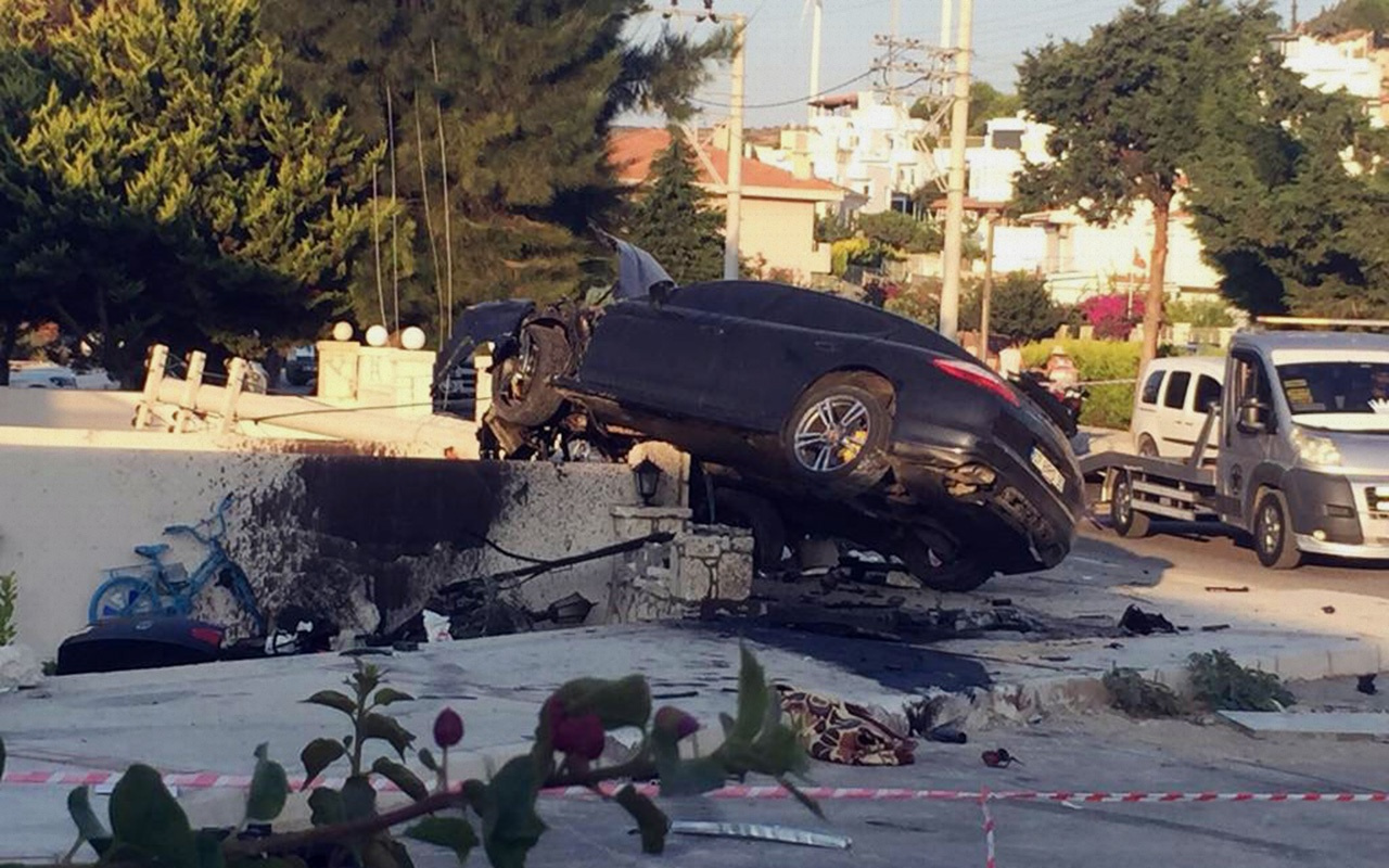 İzmir Çeşme'deki kazada lüks aracın ibresi 220'de kilitli kaldı