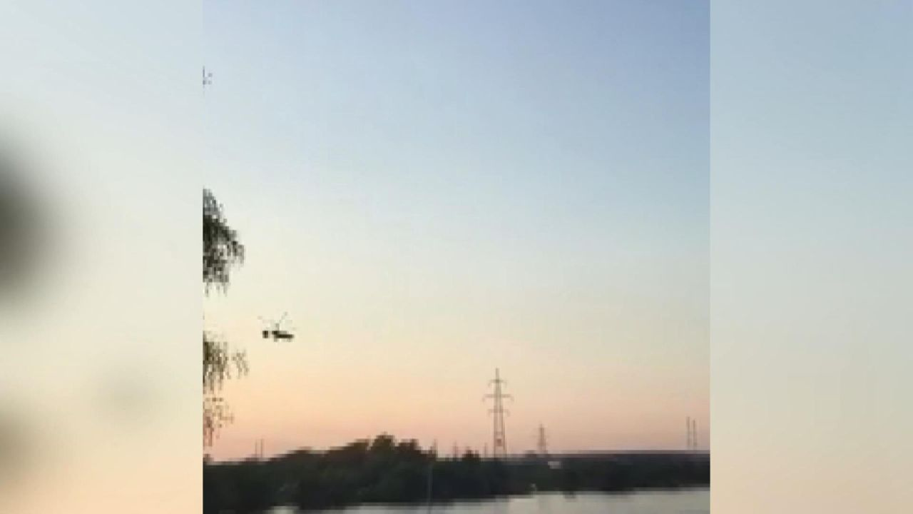 Rusya’da elektrik hattına takılan helikopter nehre düştü