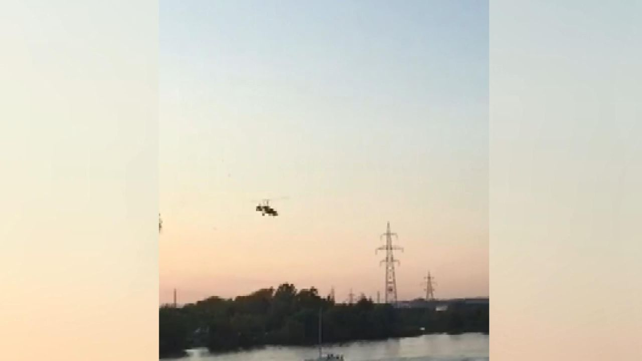 Rusya’da elektrik hattına takılan helikopter nehre düştü