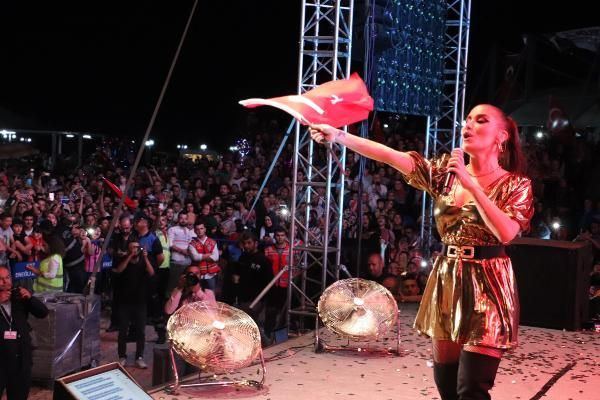 İrem Derici konserinde ortalık karıştı faciadan son anda dönüldü