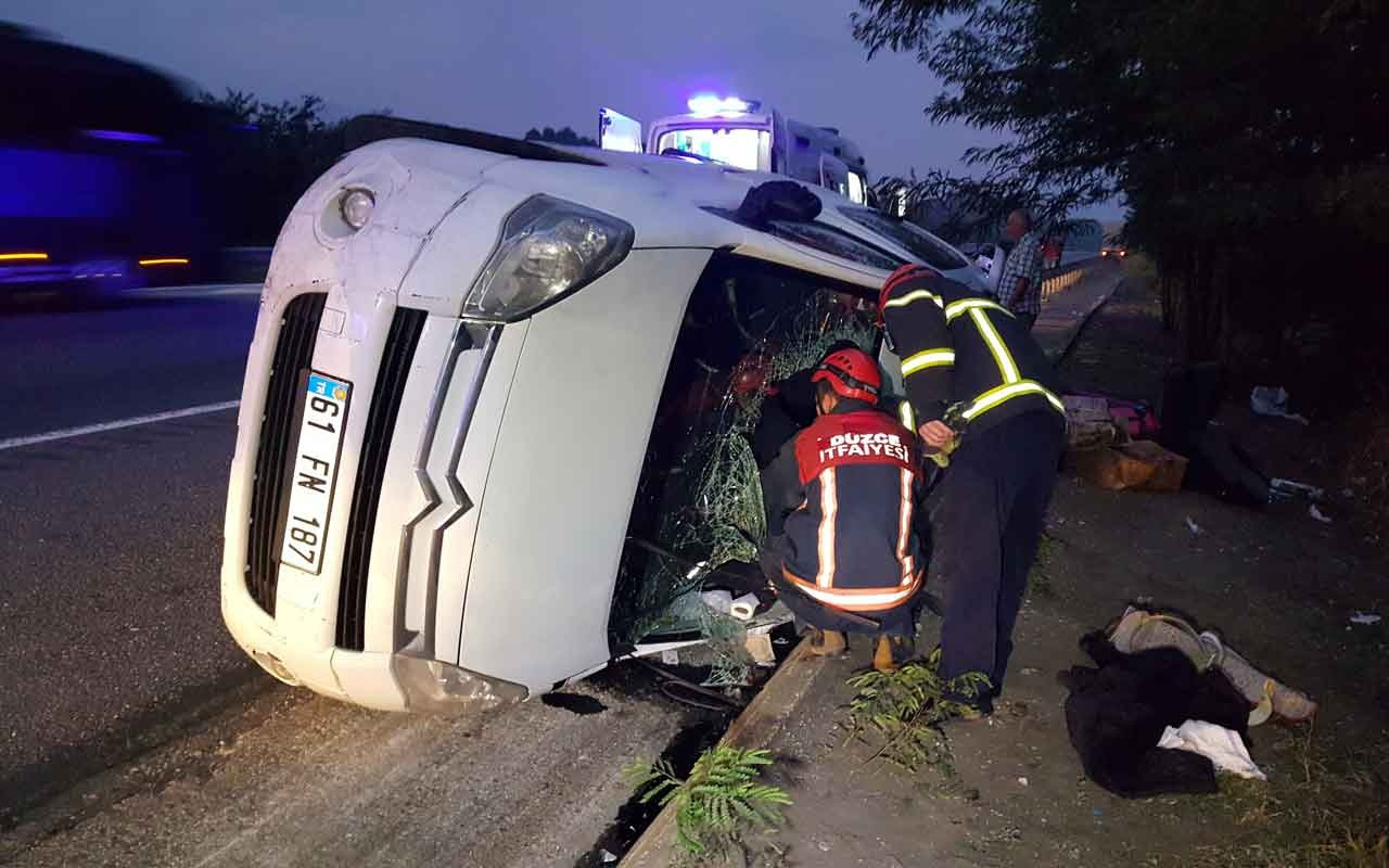 TEM'de kontrolden çıkan hafif ticari araç devrildi: 6 yaralı