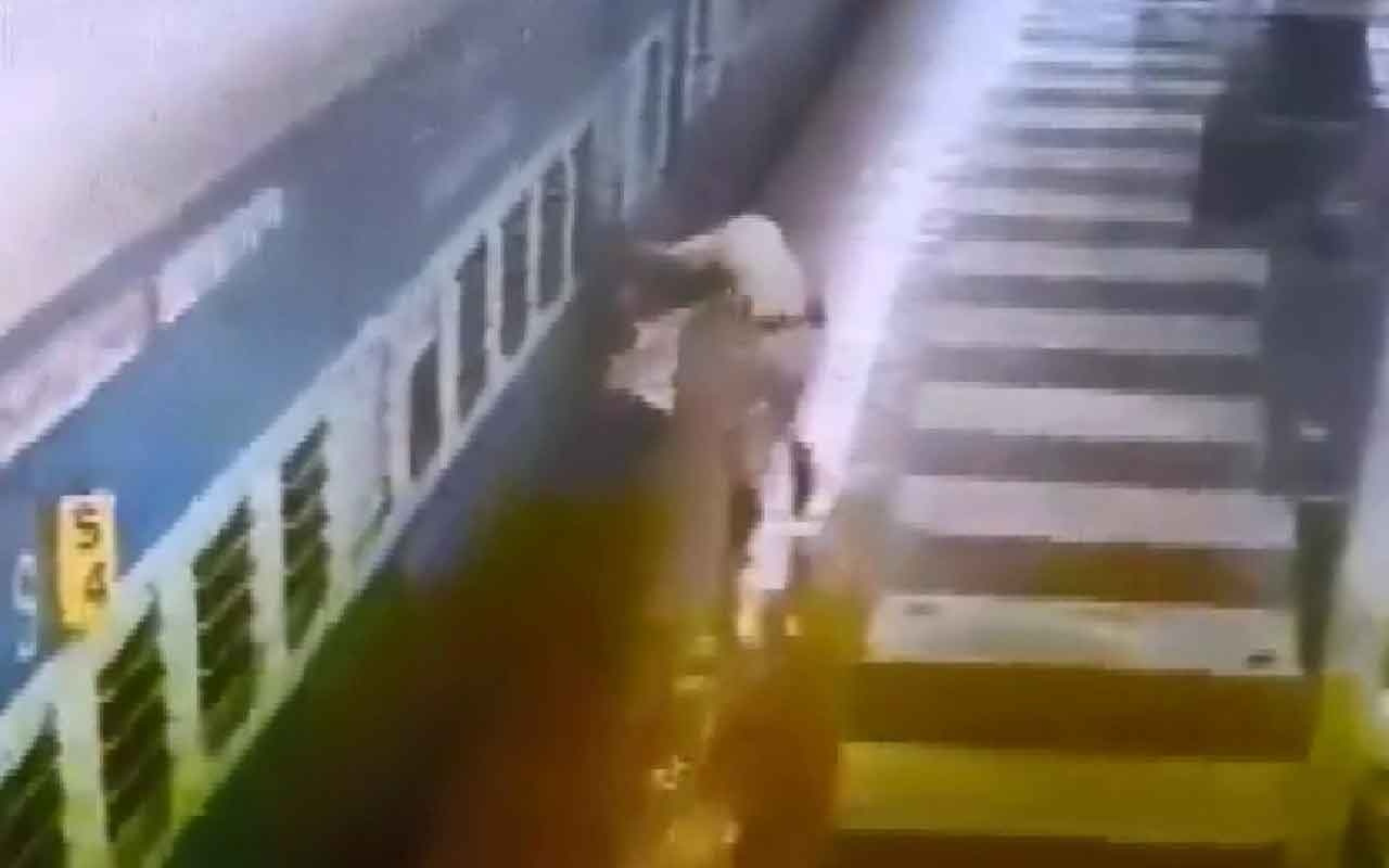 İstasyonda korku dolu anlar!Ayağı tren ile platform arasına sıkıştı