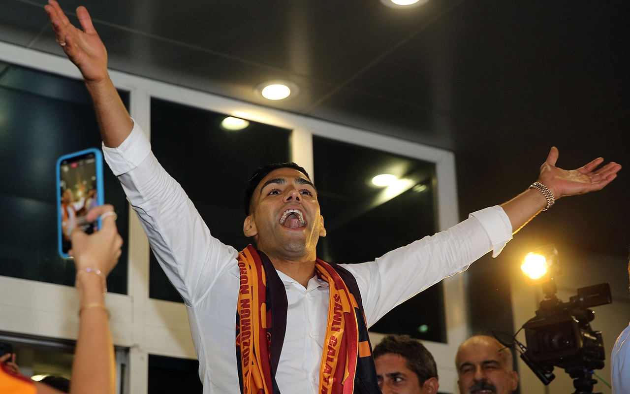Radamel Falcao Galatasaray taraftarına 3'lü çektirdi