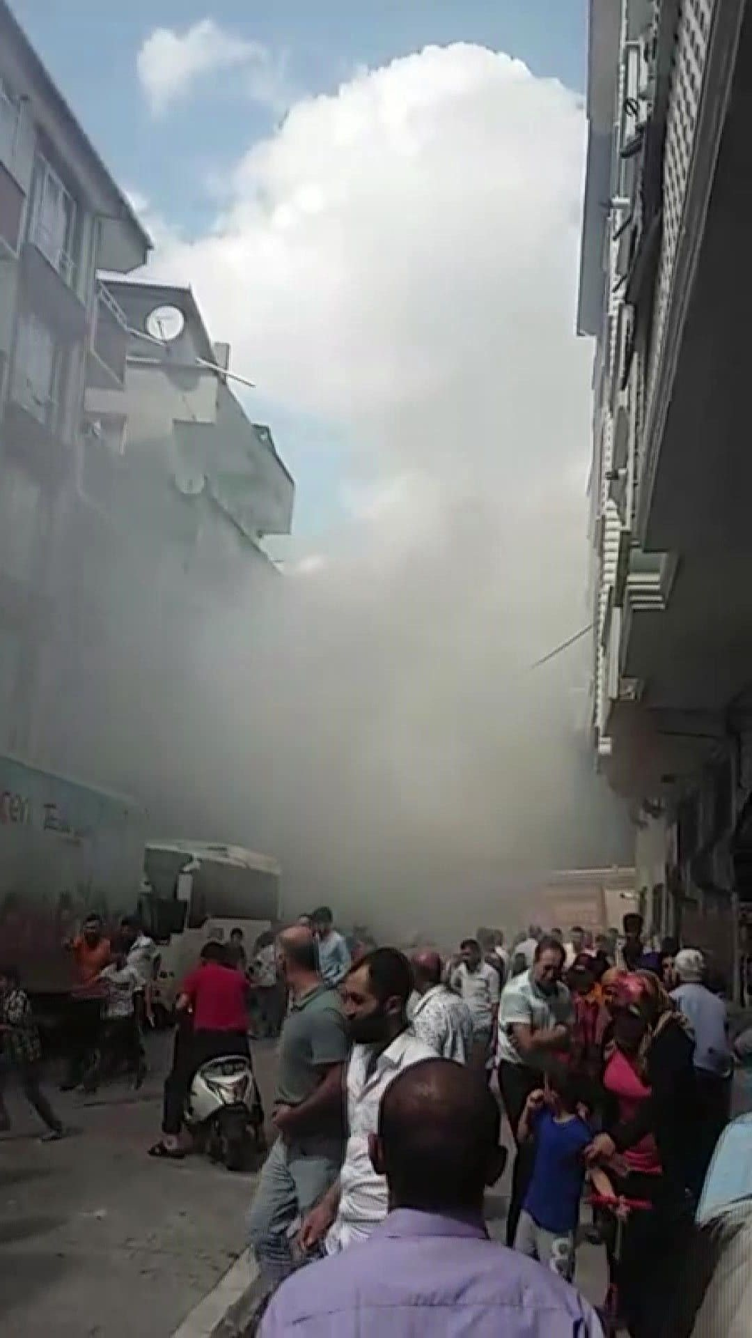 İstanbul Esenyurt’ta riskli binada yangın paniği