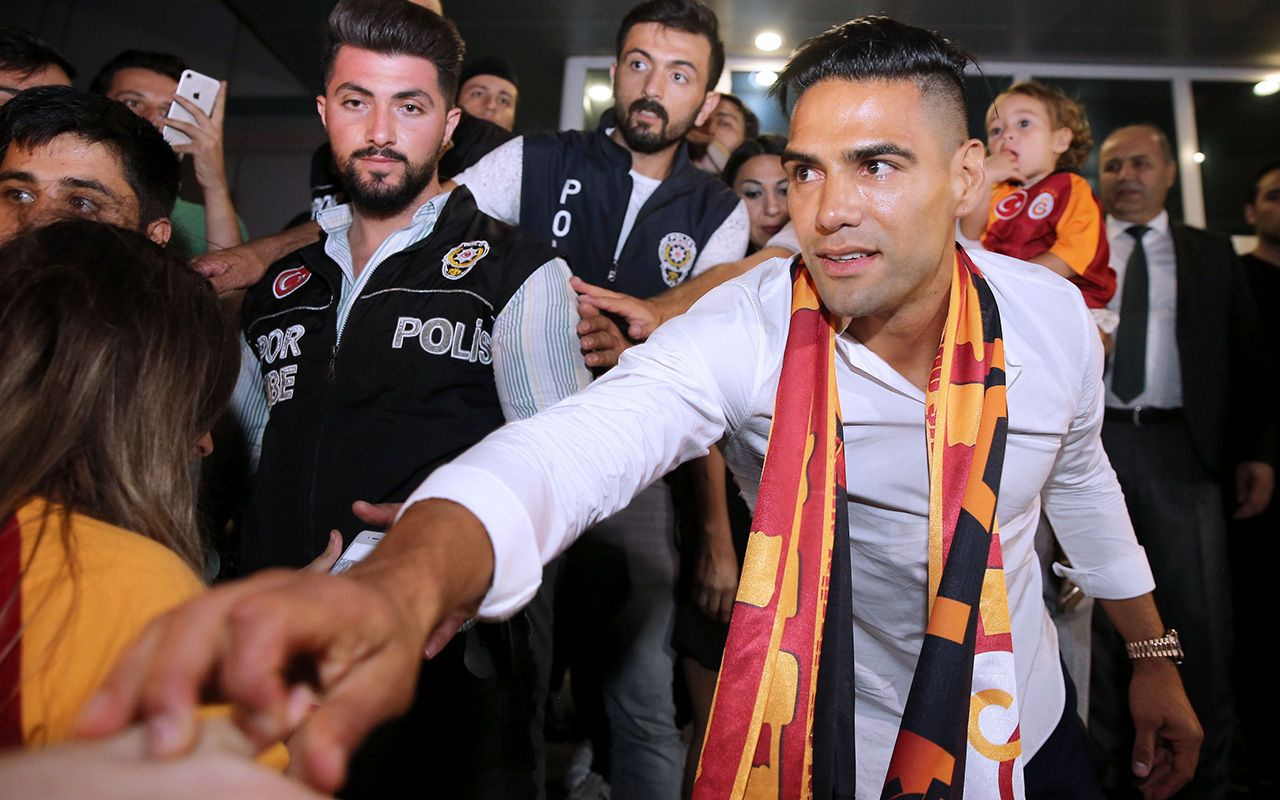 Galatasaray'ın yeni yıldızı Radamel Falcao İstanbul'a geldi