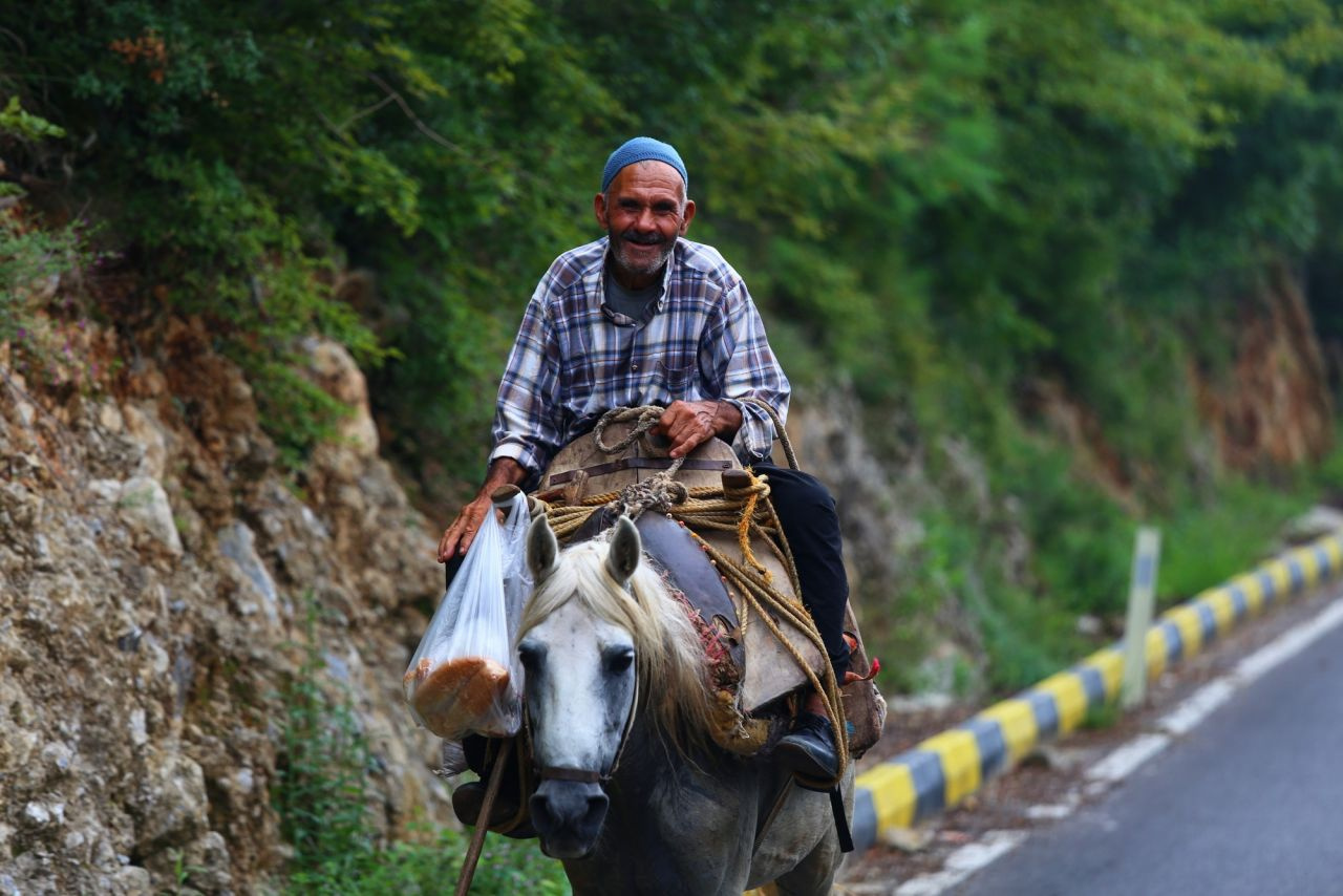 Hataylı Hanifi Kınalı at üstünde 60 yıldır elma sataraka geçiniyor