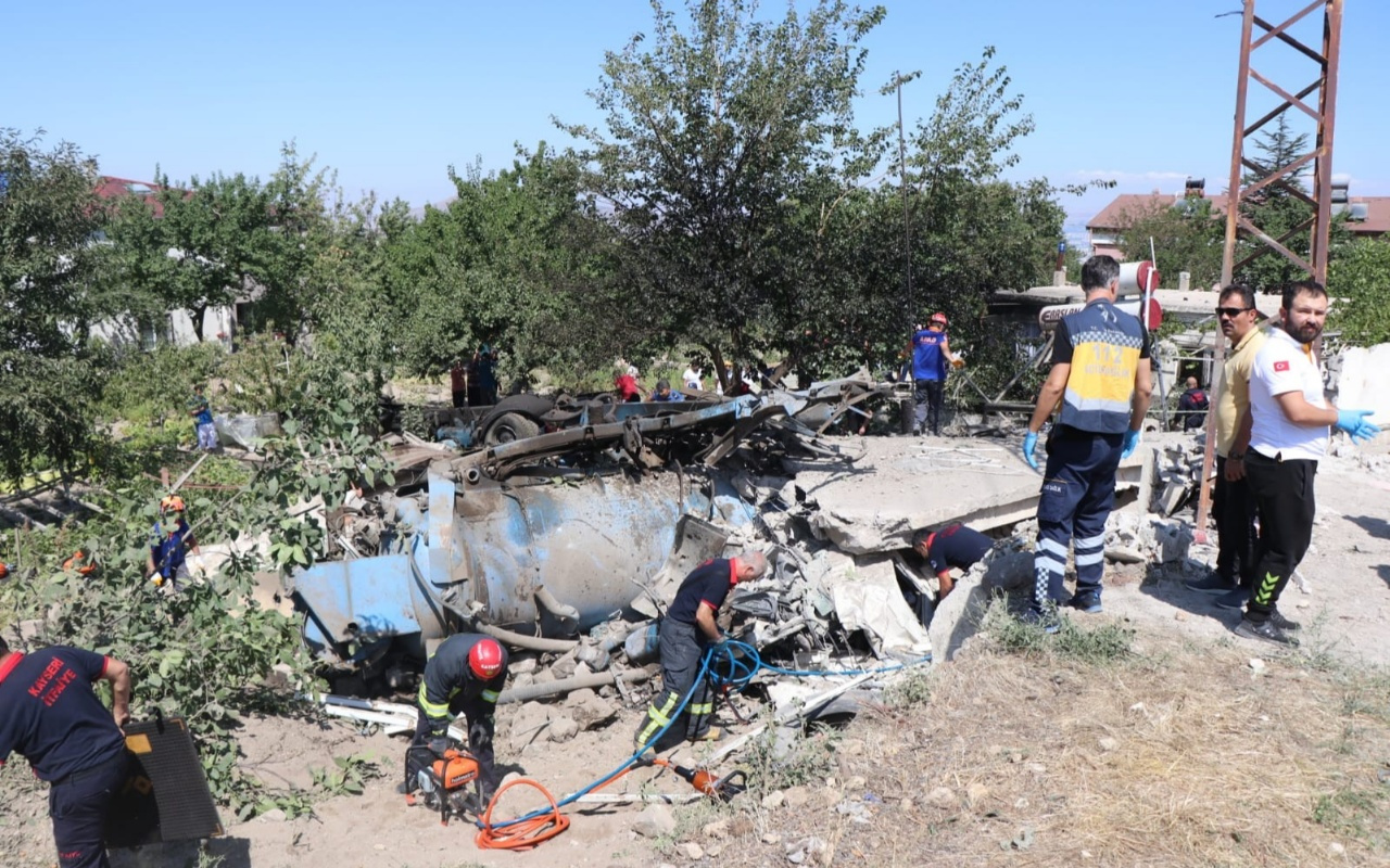 Kayseri'de iş makinesi evin üstüne devrildi 4 ölü 1 yaralı