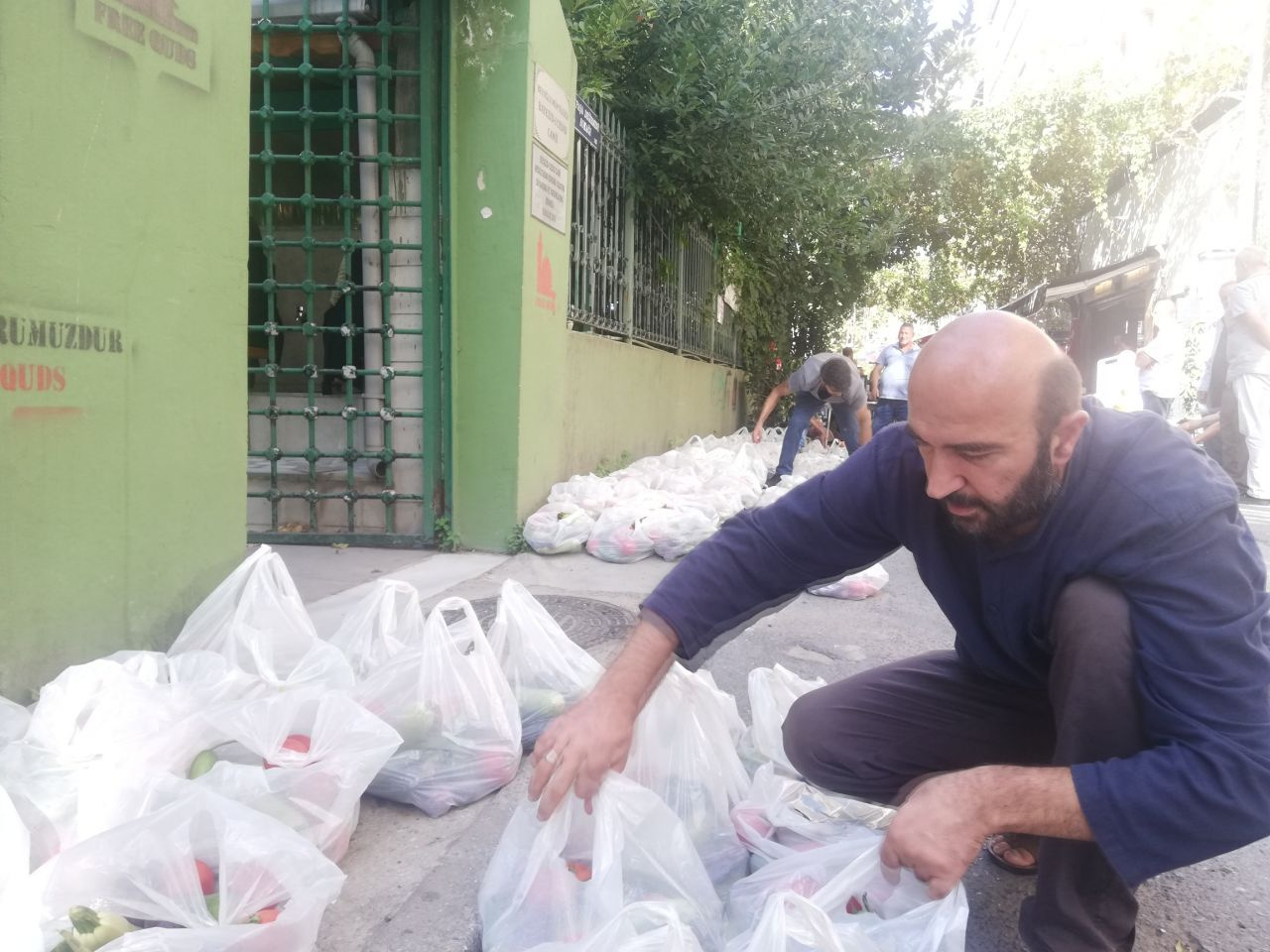 3 yıldır aynı yerde ihtiyaç sahiplerine sebze meyve dağıtıyorlar