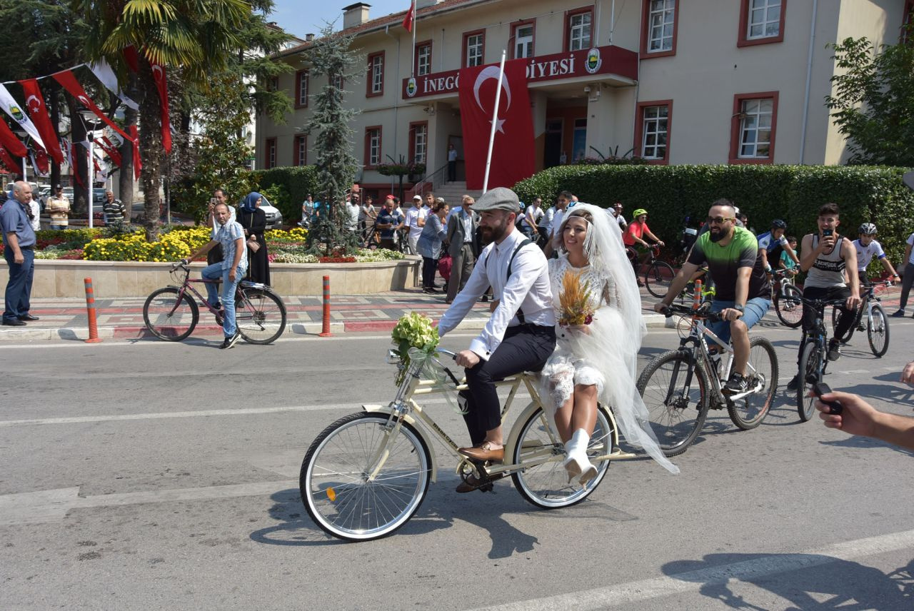 Bursa'da bisiklet tutkunu gelin ve damat bu kez mutluluğa pedal çevirdi