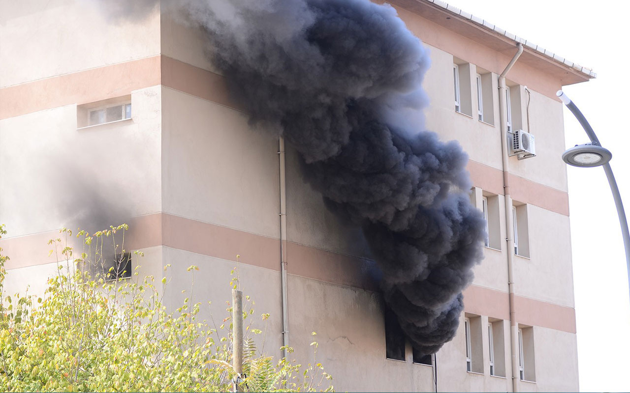 Manisa'da lise binasında çıkan yangın korkuya neden oldu