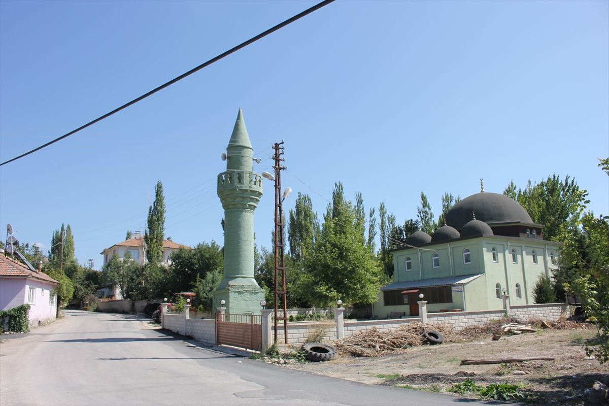 Amasya Suluova'daki cami göreni hayrete düşürüyor minare çok başka bir yerde
