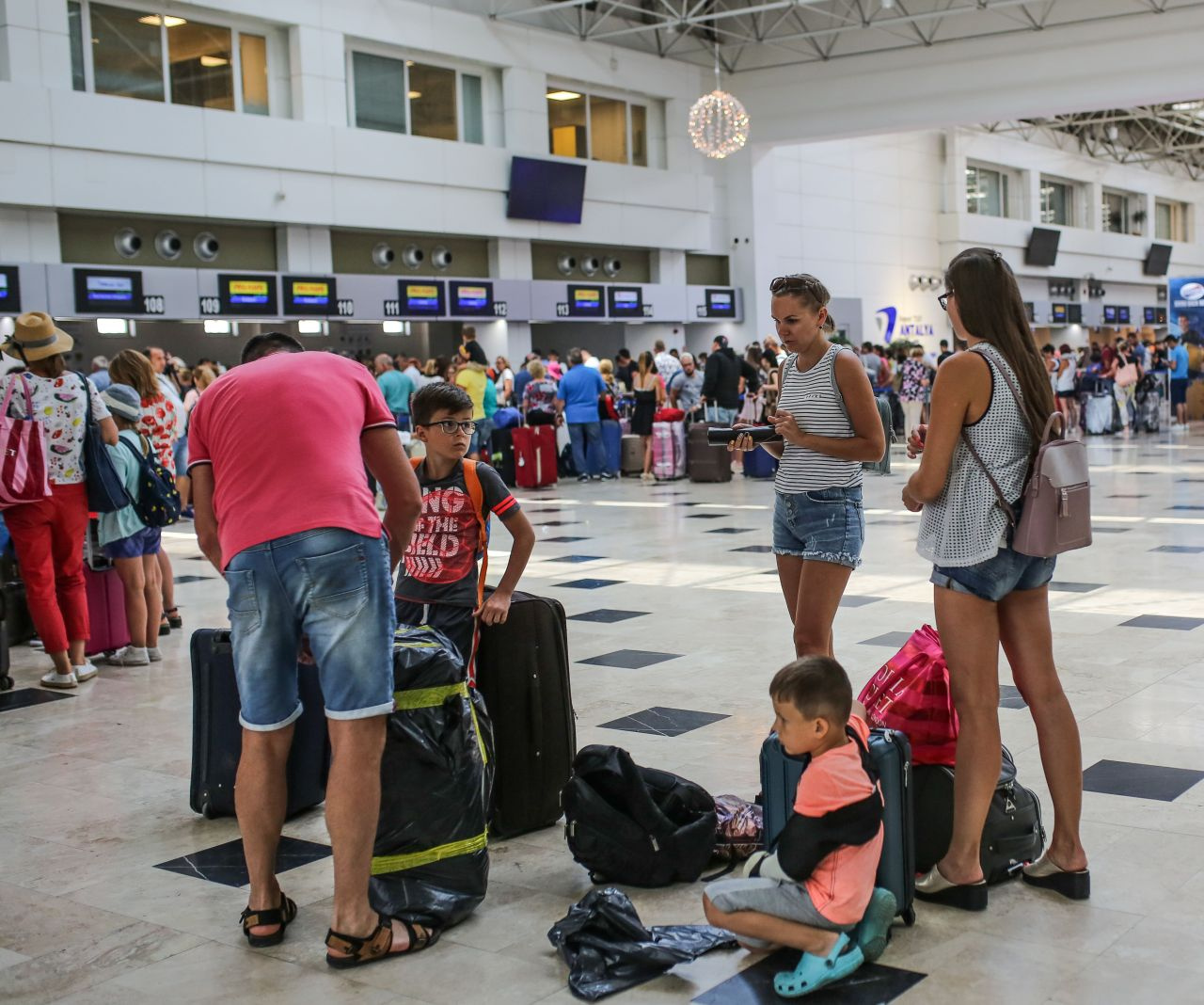 Antalya Havalimanı'nda 7 ayda 4 bin 525 eşya unutulmuş