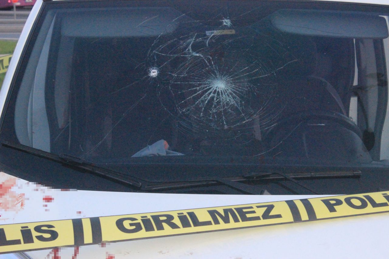 Camlarında kurşun delikleri bulunan araç kaza yaptı: 2 yaralı