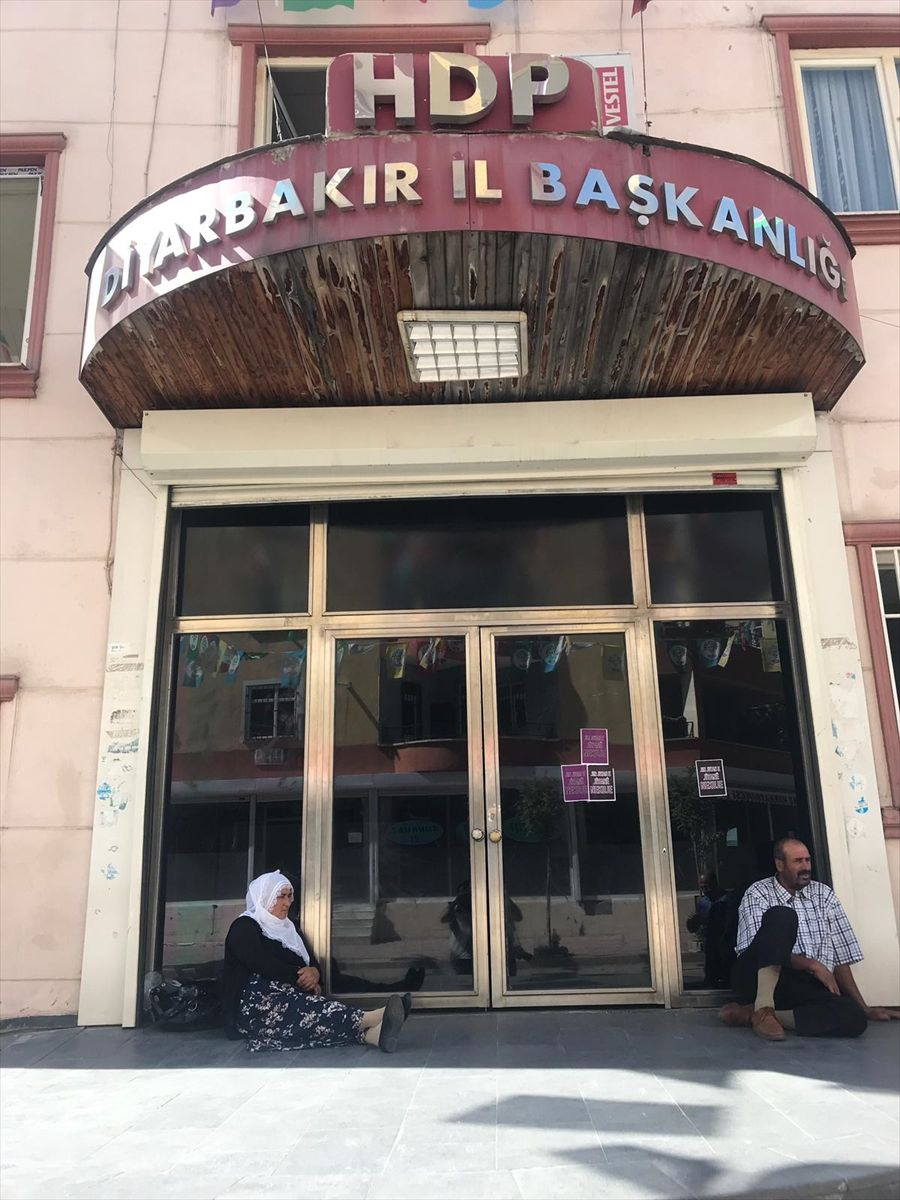Çöpçü yapın dedim Kandil'e yolladılar! HDP önüne oturan aile anlattı
