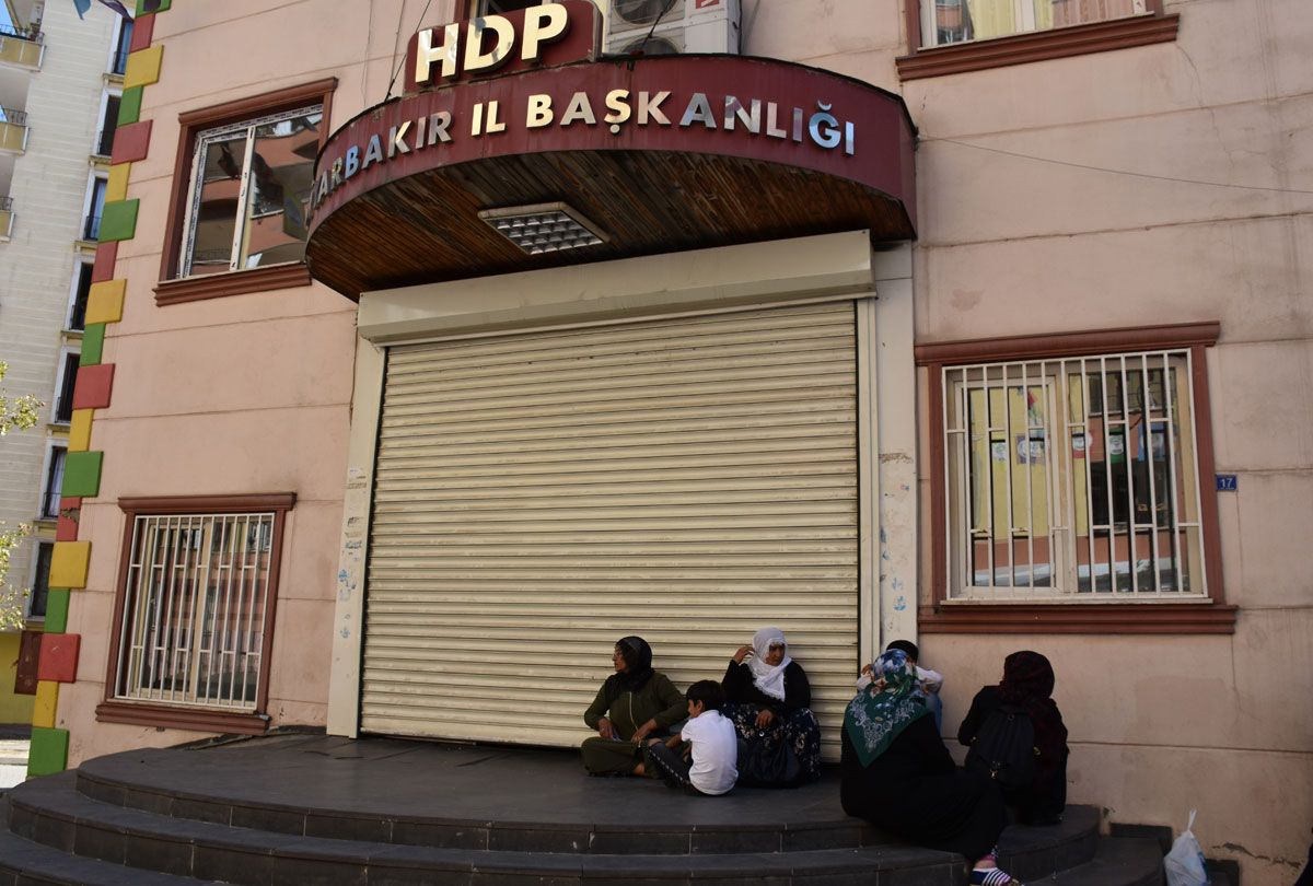 HDP Diyarbakır İl Başkanlığı eylemler için kepenk kapattı