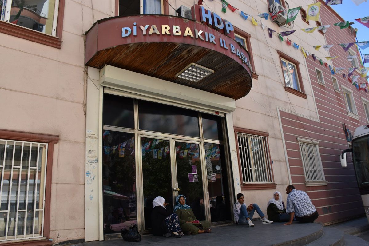 HDP Diyarbakır İl Başkanlığı eylemler için kepenk kapattı