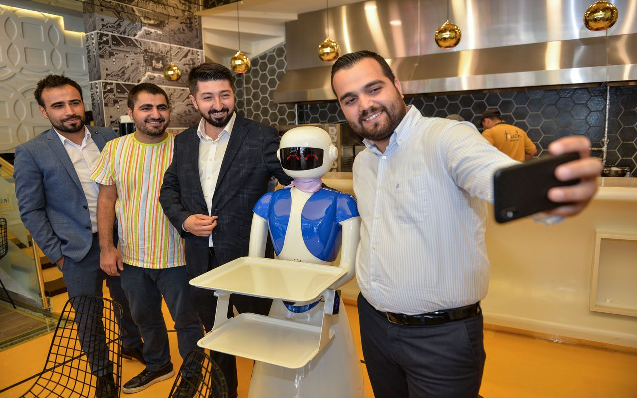 Ataköy'de robot garsonlar iş başında! Görenler yoğun ilgi gösteriyor...