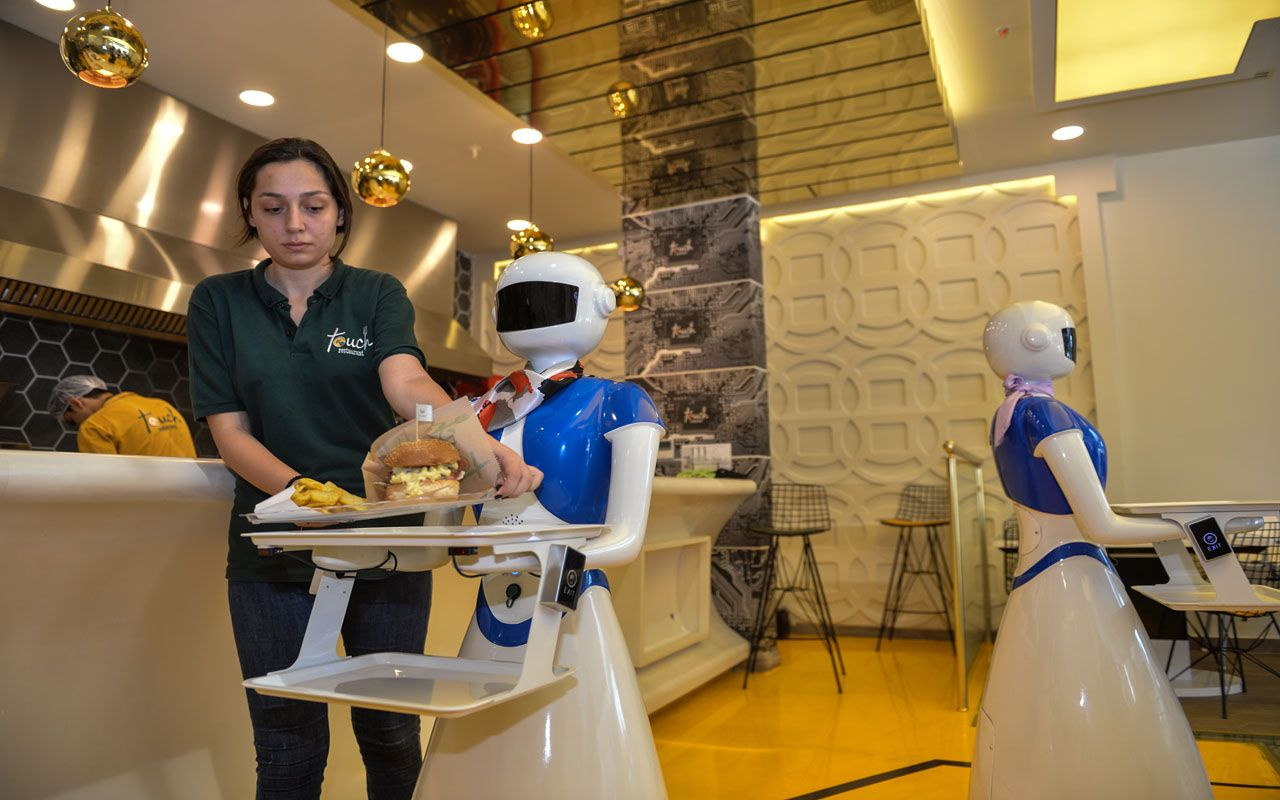 Ataköy'de robot garsonlar iş başında! Görenler yoğun ilgi gösteriyor...