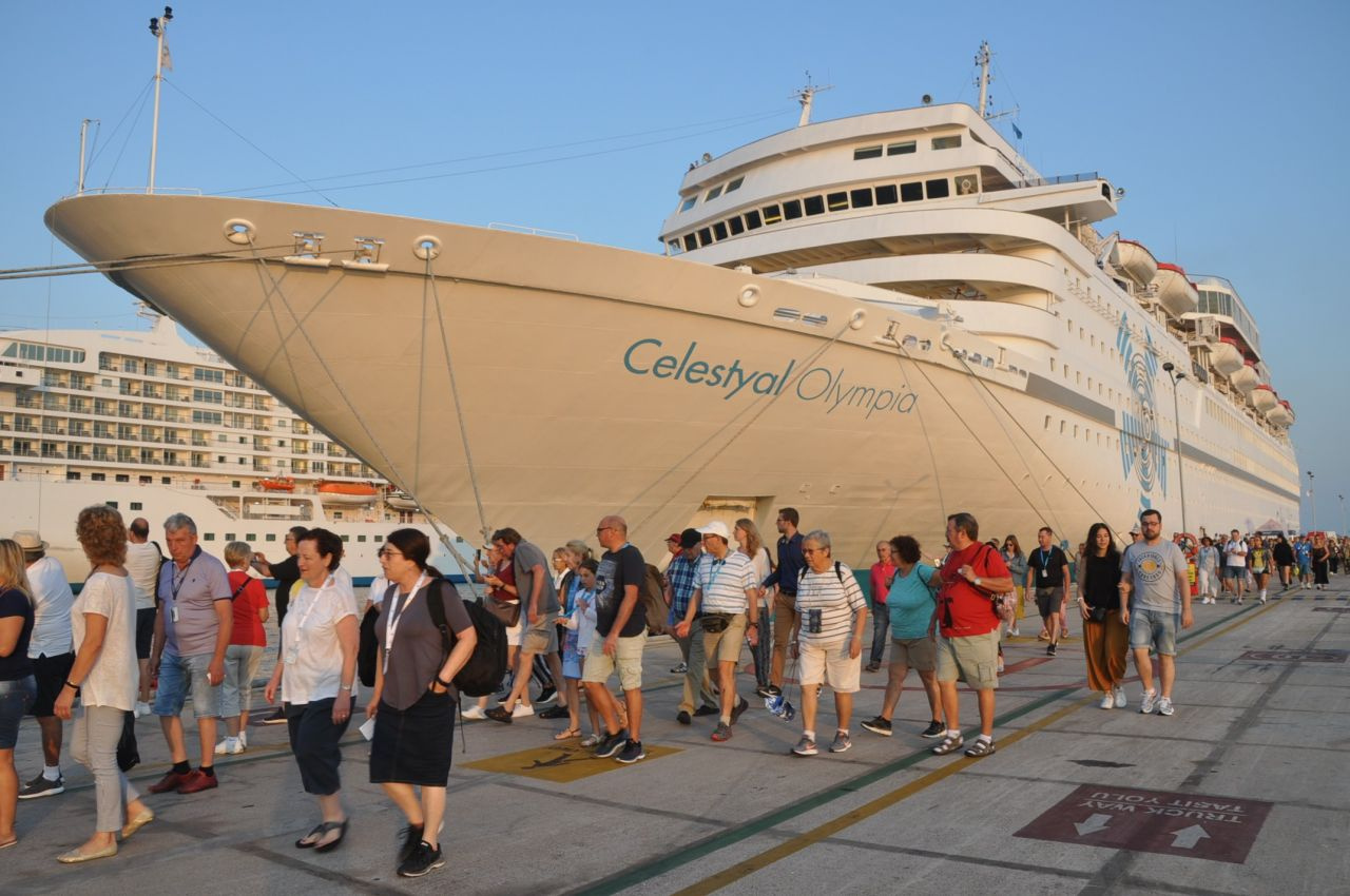 Kruvaziyer turizmin başkenti Kuşadası’na turist yağdı! 3 gemi ile geldiler
