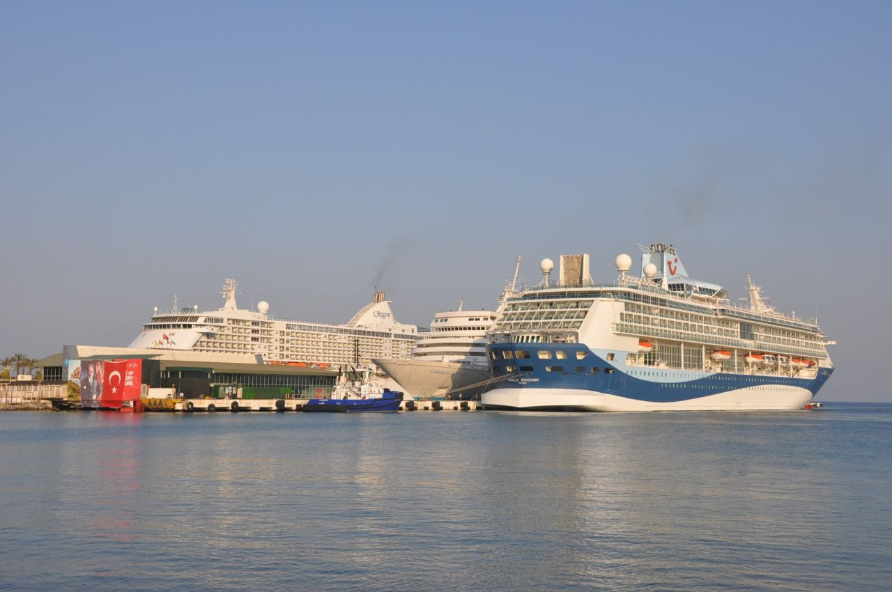 Kruvaziyer turizmin başkenti Kuşadası’na turist yağdı! 3 gemi ile geldiler