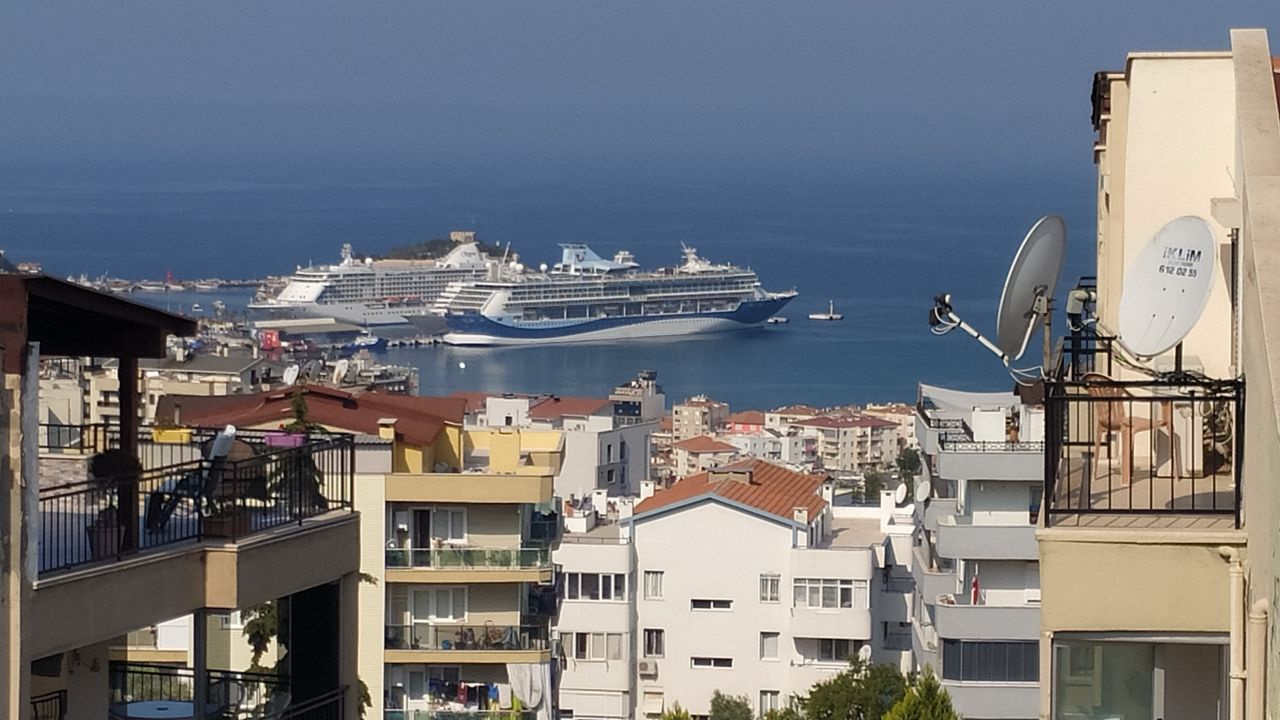 Kruvaziyer turizmin başkenti Kuşadası’na turist yağdı! 3 gemi ile geldiler