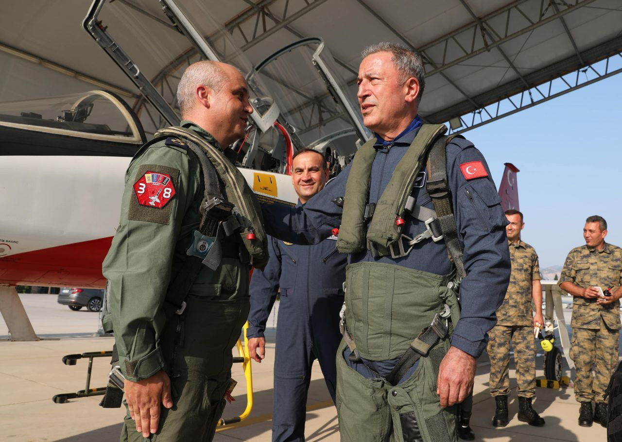 Bakan Hulusi Akar pilot koltuğuna geçip Ege semalarında uçtu Yunanlar çıldıracak