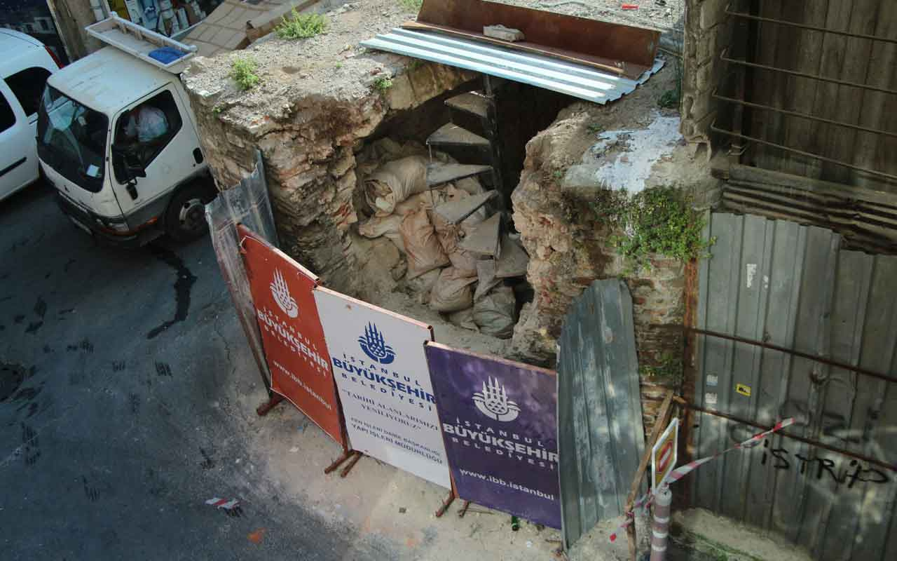 Beyoğlu'ndaki 451 yıllık tarihi çeşmeye restorasyon yıkımı