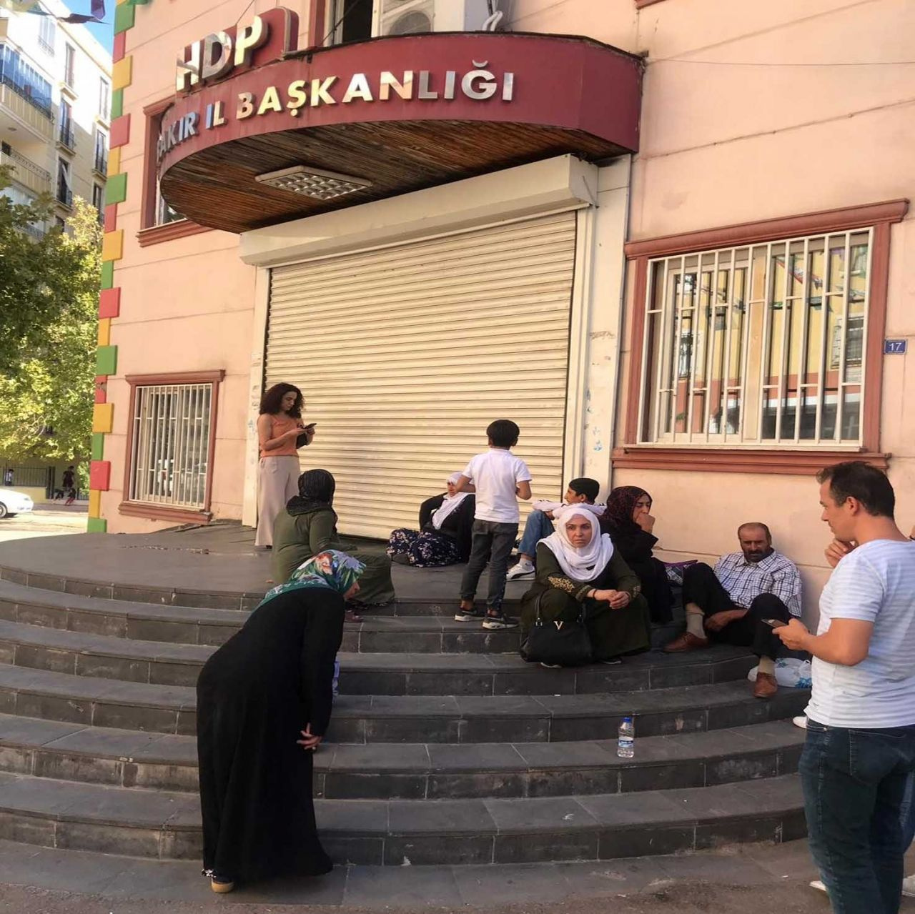 HDP önünde başlatılan eylemler devam ediyor! İşte PKK tarafından kaçırılan o çocuklar
