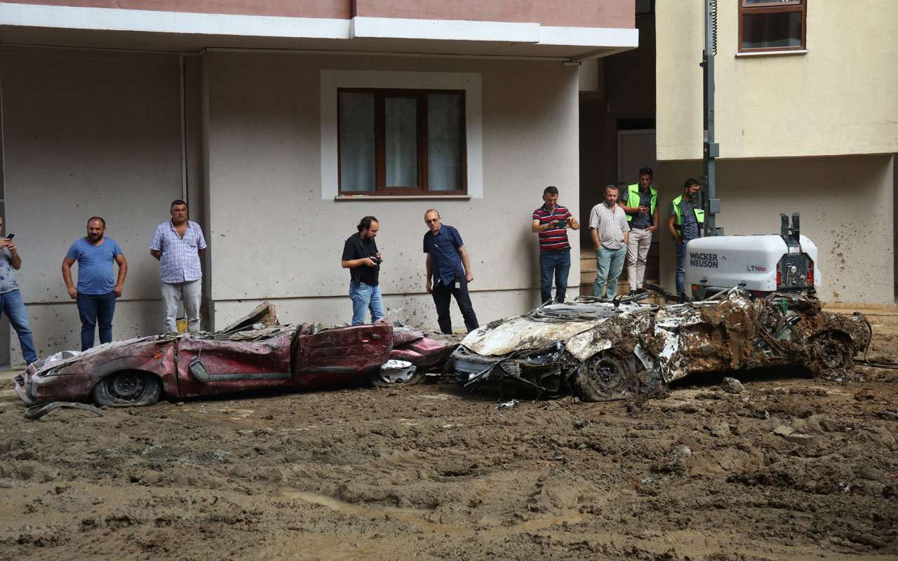 Rize'de çöken istinat duvarının altında kalan araçlar kağıt gibi ezildi 450 kamyon toprak kalktı