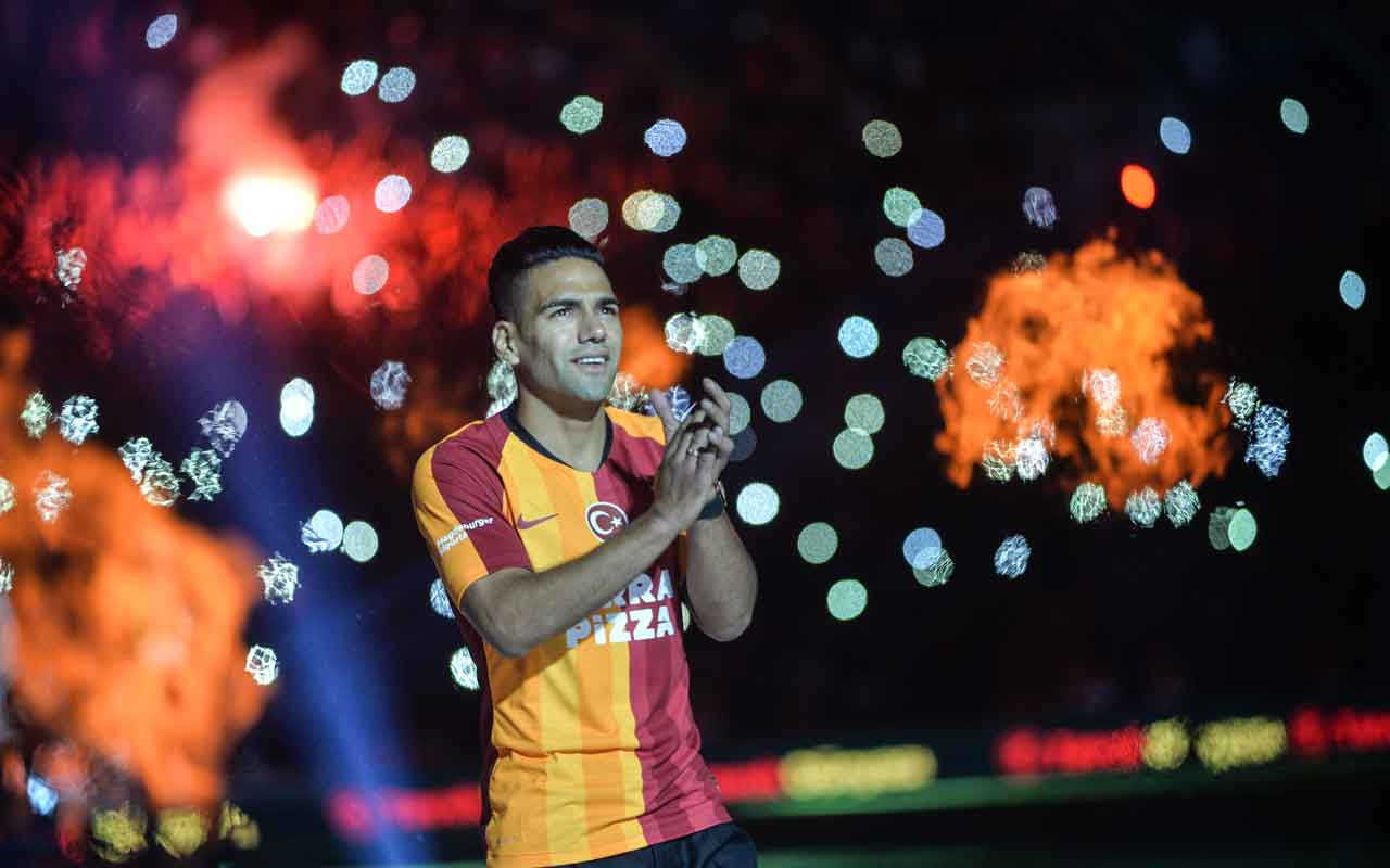 Galatasaray'ın yeni transferleri Radamel Falcao taraftarlarla buluştu