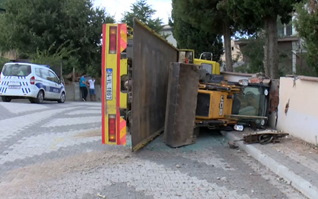 Üsküdar'da freni boşalan kamyon bahçe duvarına çarptı