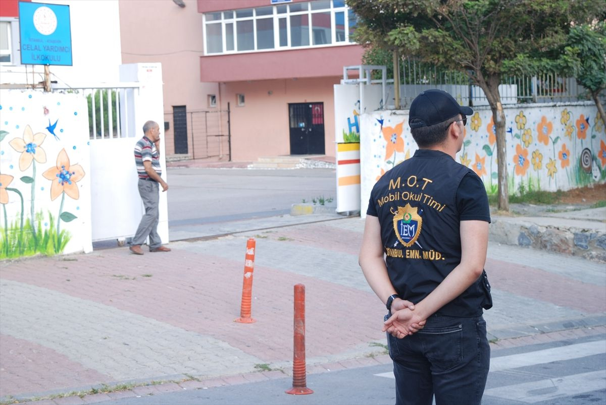 İstanbul polisi okul çevrelerinde denetim yaptı