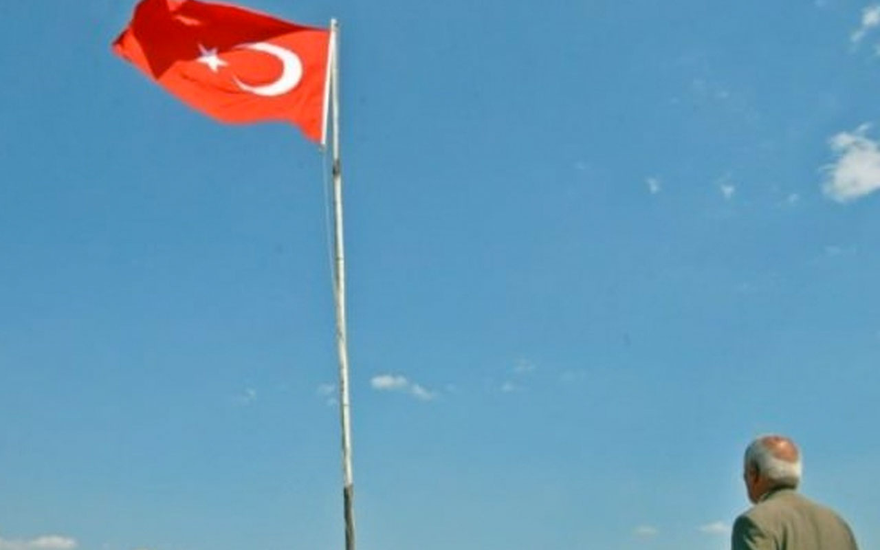 Hakkarili Tahir amca Türk bayrağına 35 yıldır gözü gibi bakıyor