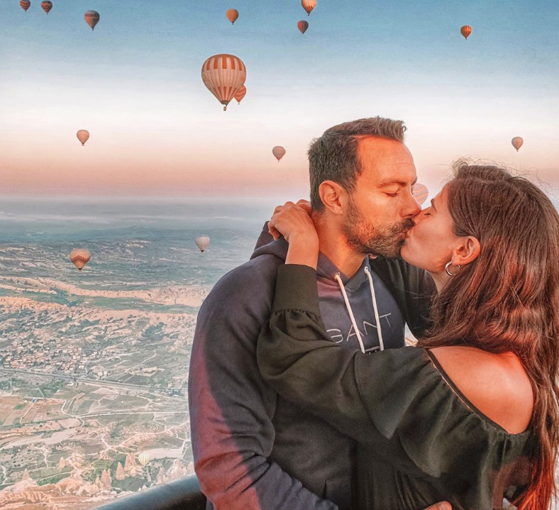 Eşini öpücüklere boğdu! Acun Ilıcalı'nın Survivor partneri Sakis Türkiye tatilinde