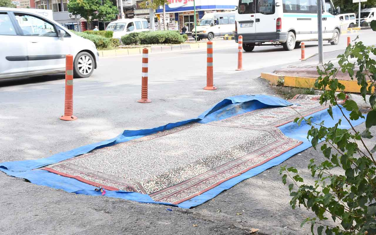 Kanalizasyon kokusuna halı ve brandalı önlem